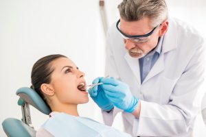 DENTIST TREATING A PATIENT AND ADVISING IN DATA PROTECTION